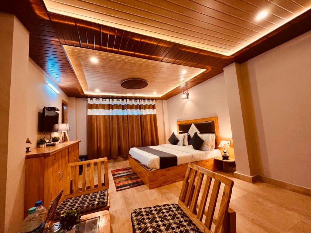 马拉里Sana cottage - Affordable Luxury Stay in Manali的一间卧室配有一张床和一台电视。