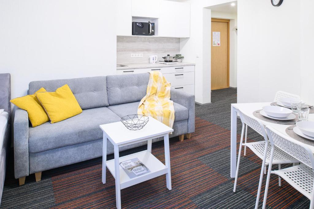 塔尔图Stay to Stay Apartments - võtmeta sissepääs的客厅配有沙发和桌子