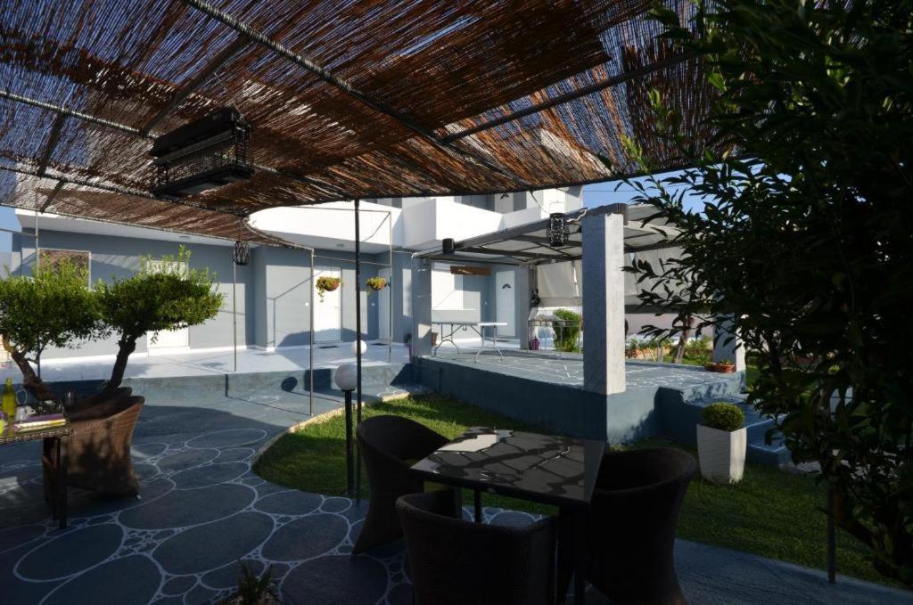 阿凡杜Karmik Concept Apartments的屋顶下带桌椅的天井