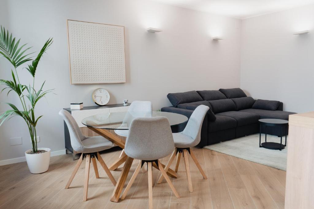 佩鲁贾Exclusive Apartment in Piazza Italia in Perugia的客厅配有桌椅和沙发