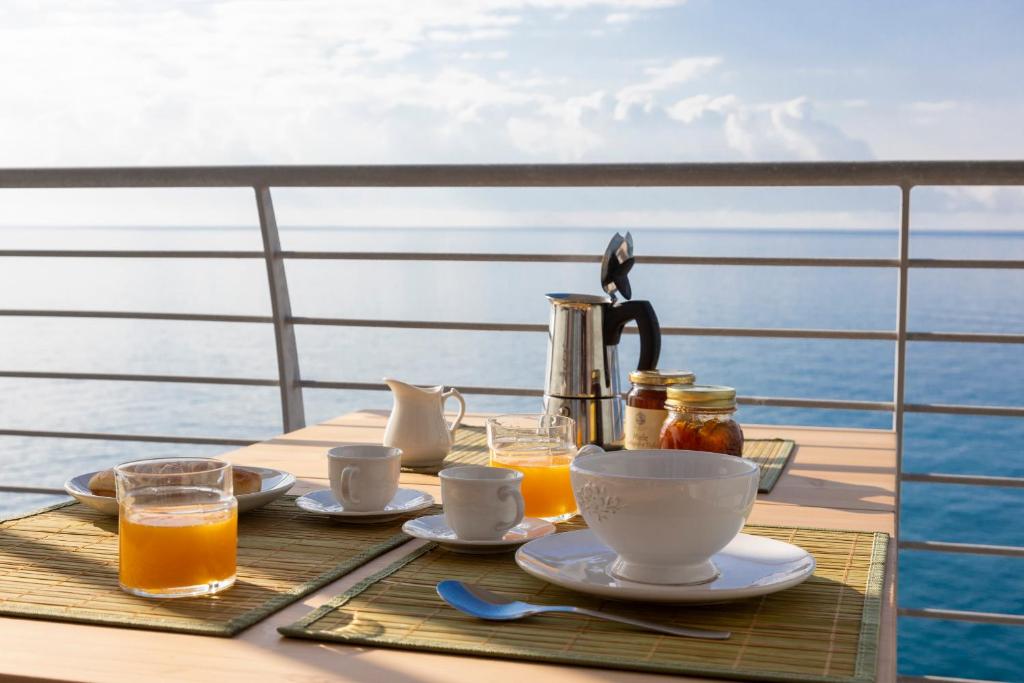菲纳莱利古雷La Vela的游轮上带咖啡和茶的桌子