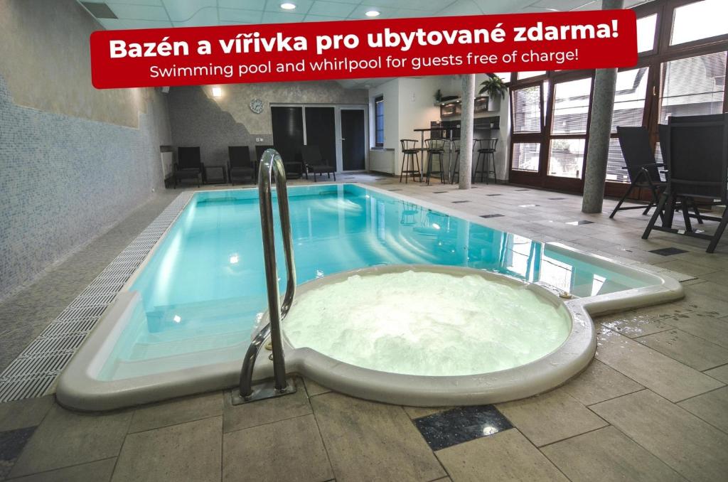 胡斯托佩切Penzion Pod Radnicí的游泳池中央的浴缸