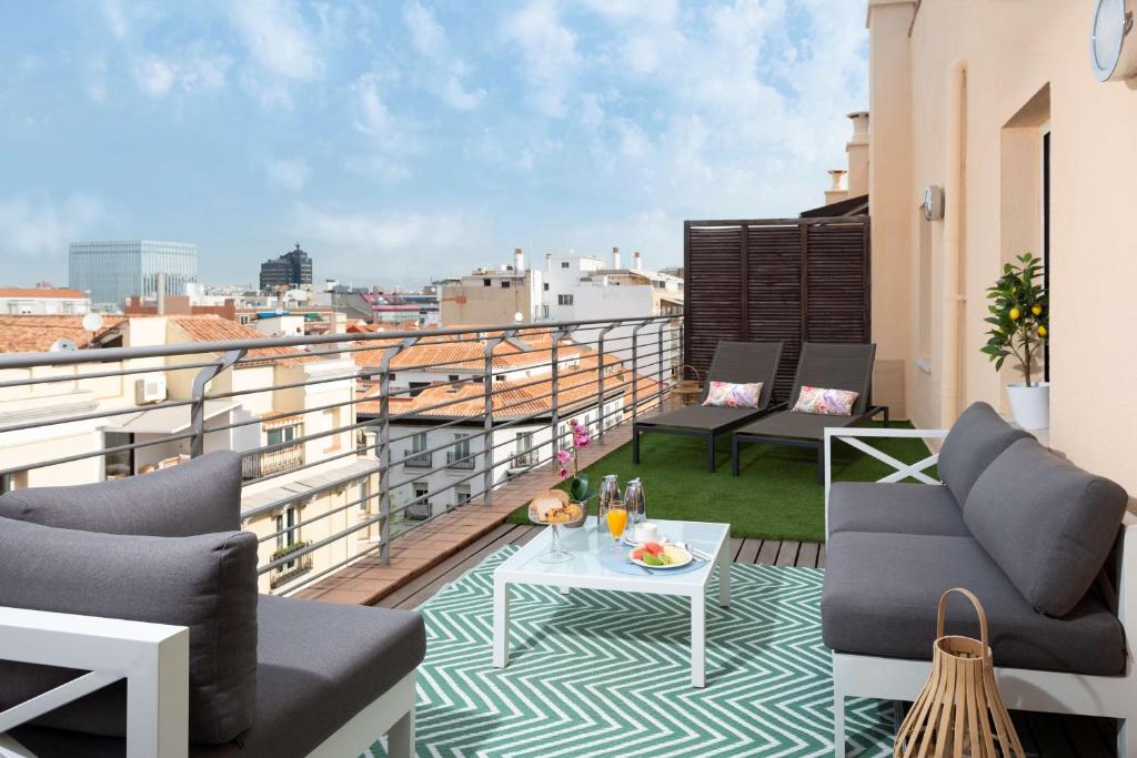 马德里NH马德里拉盖斯卡酒店的屋顶上带桌椅的阳台