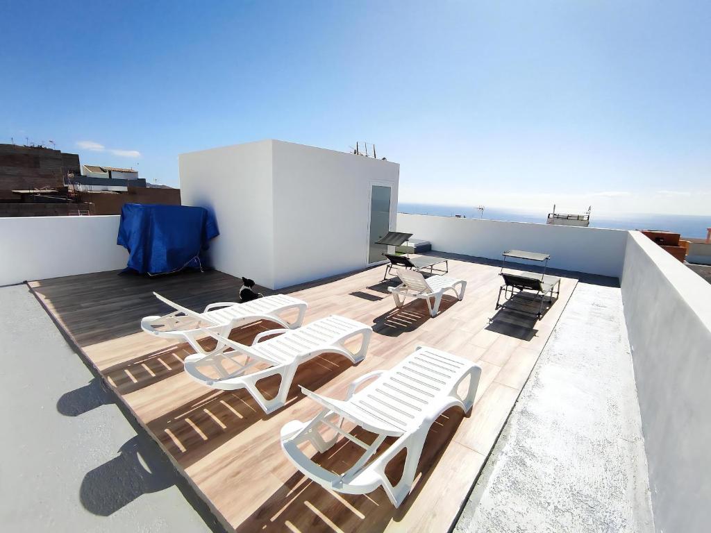 ArmeñimeVilla Ocean View - Costa Adeje - Near Golf - Tenerife South - Canary Islands - Spain的屋顶上配有白色椅子和桌子的甲板