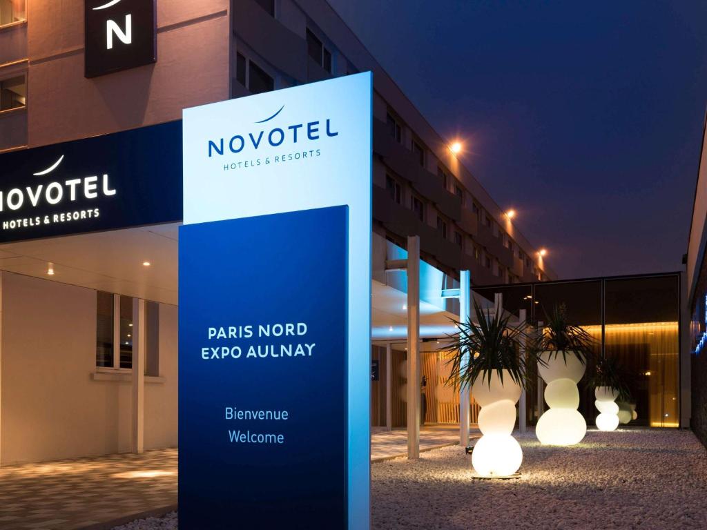 欧奈索斯博伊斯巴黎北世博欧奈苏布瓦诺富特酒店的灯在建筑物前的标志