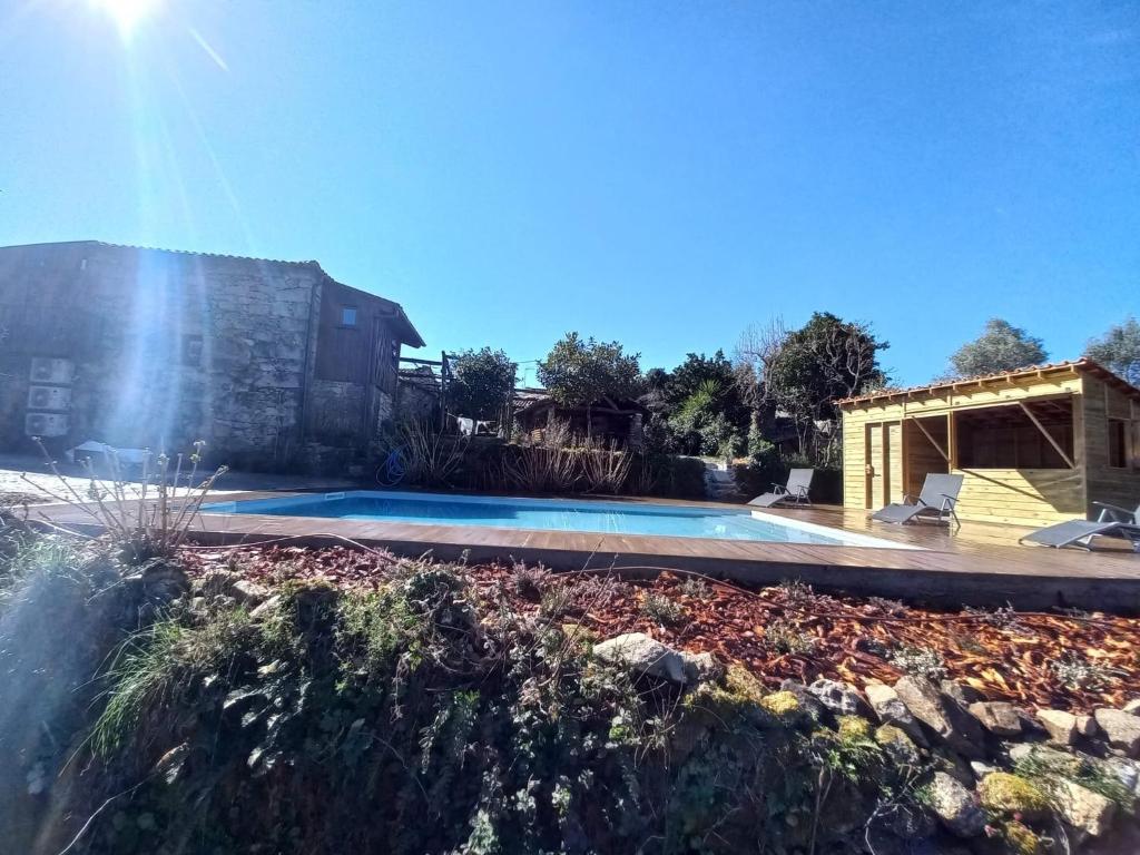 SobredoCasinhas da Levada的庭院中带游泳池的房子
