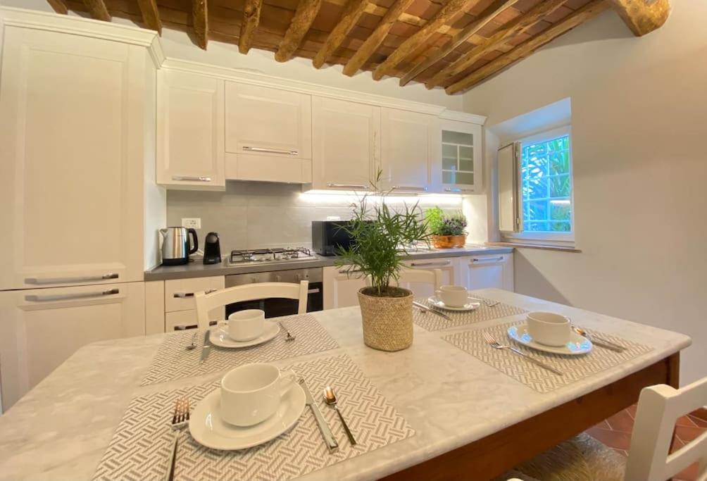 卡潘诺里Relax&Business [Wi-fi, TV HD, Parcheggio gratuito]的厨房配有桌椅和桌子。