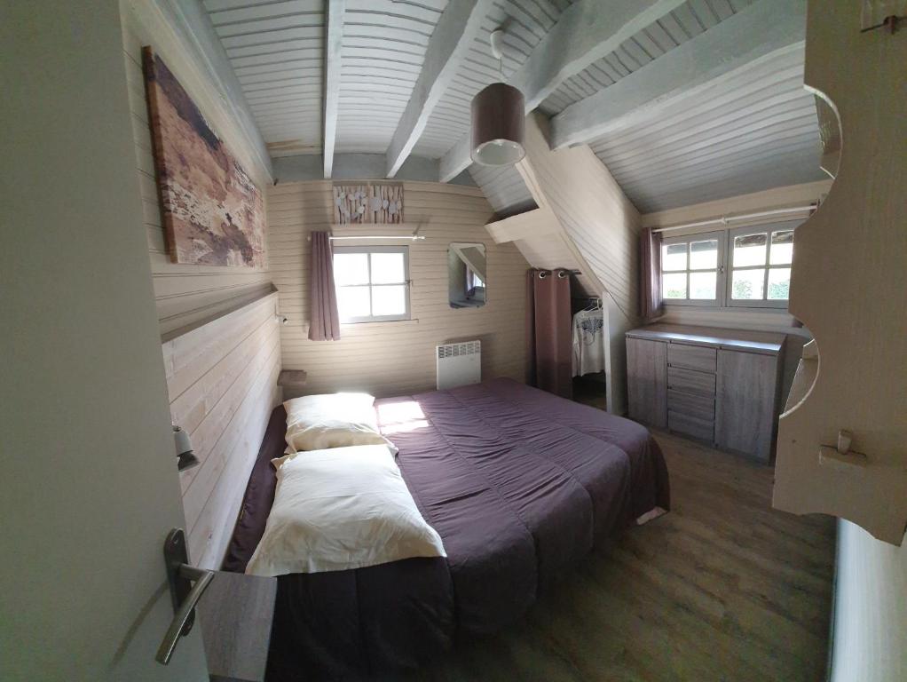 康庞Chalet Oustaou Campan La Mongie Col du Tourmalet的房屋内一间卧室,配有一张大床