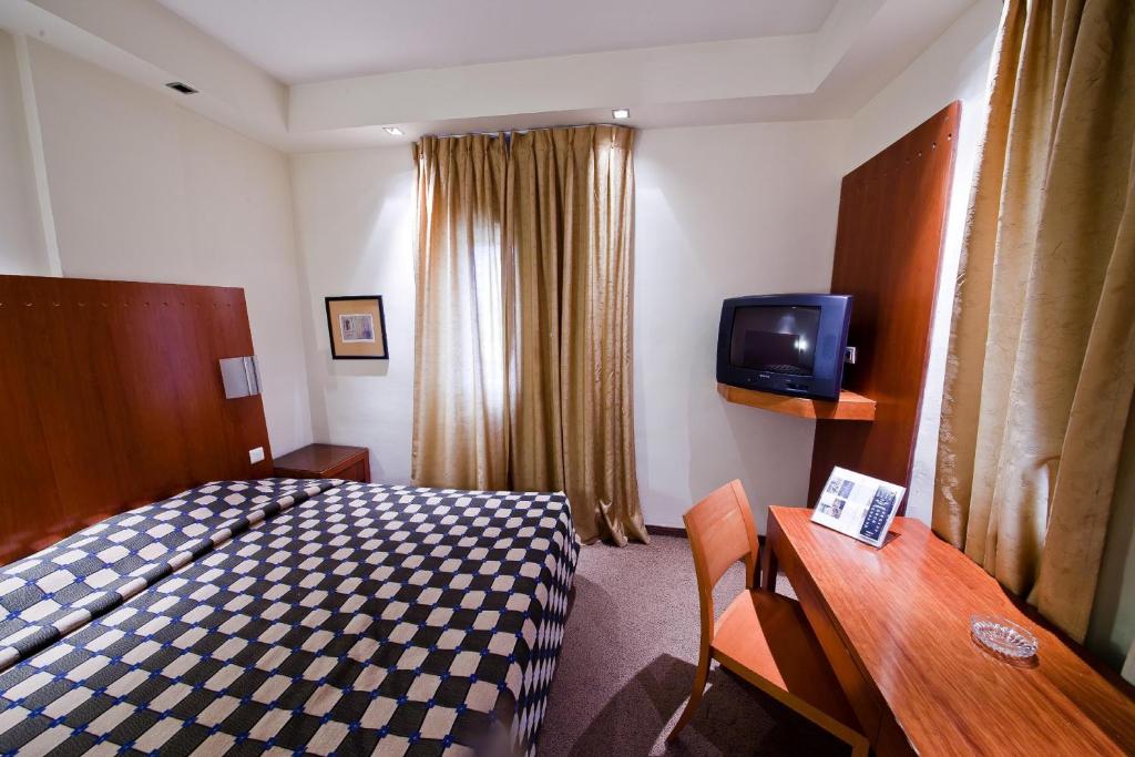 特拉维夫SeaNet Hotel By AFI Hotels的一间酒店客房,配有一张床和一台电视