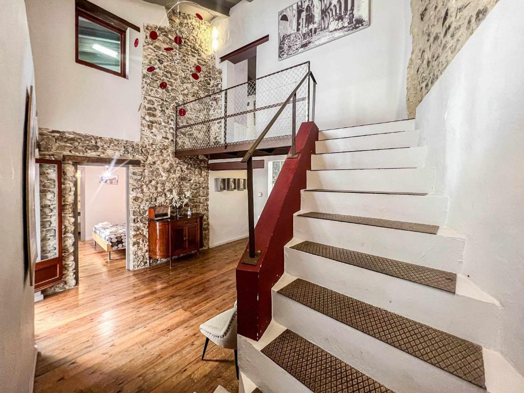贝萨卢CAN FRUITÓS Alojamiento rural en Besalú的客厅的楼梯,有砖墙