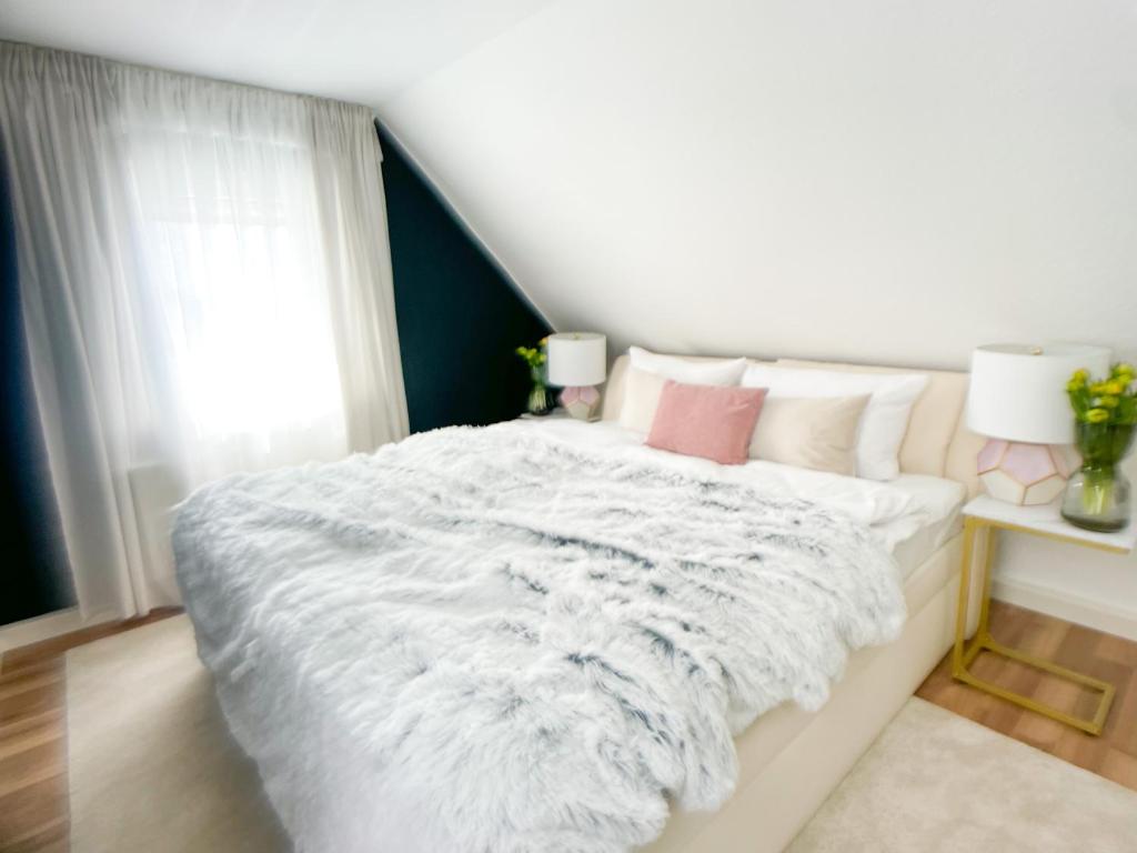 纽伦堡M-Style 03 Apartment 24h Self-Check-In, Free Parking, Netflix的卧室配有白色的床和窗户。