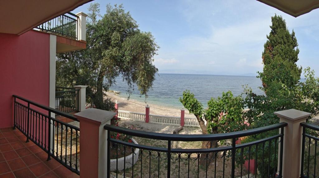 贝尼蔡斯科孚岛太阳海边公寓酒店的享有海滩美景的阳台