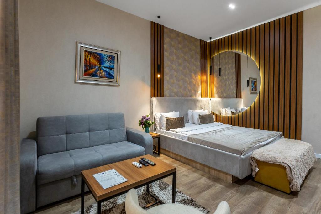 巴库Seven Boutique Hotel Baku的酒店客房,配有床和沙发