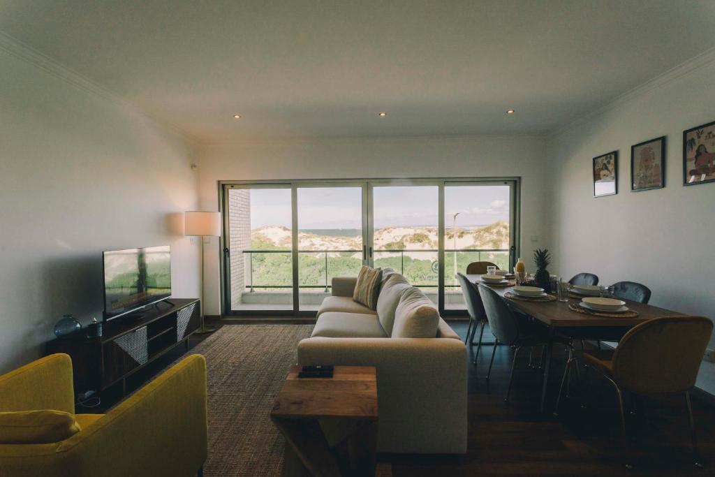 佩尼契Best Houses 74 - SurfSide Lodge的带沙发和餐桌的客厅