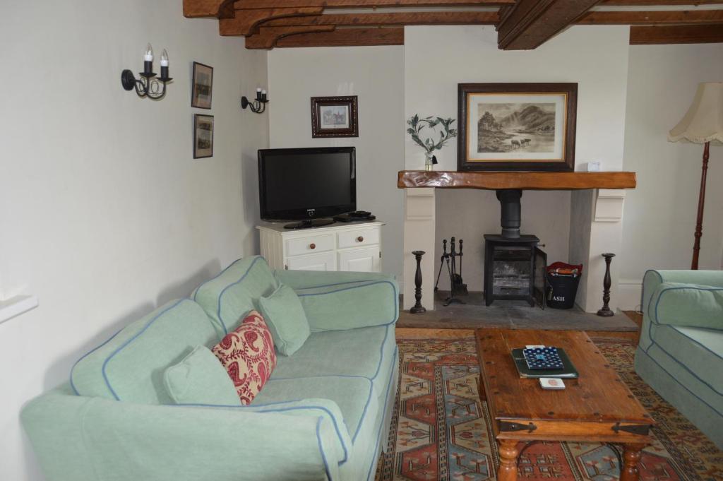 皮克林Middlehead Cottages的带沙发和电视的客厅