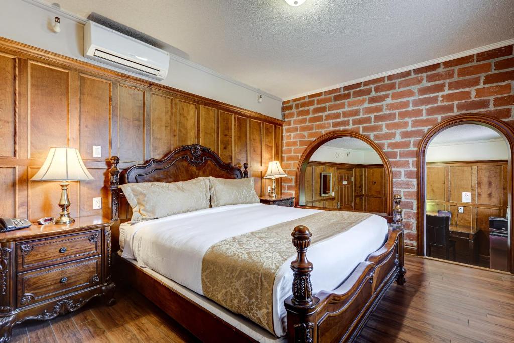 贝科莫格兰德酒店的一间卧室设有一张大床和砖墙