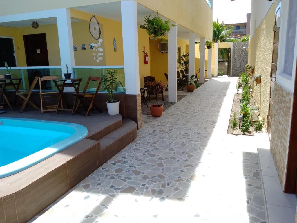嘎林海斯港Pousada Aconchego do Maraca的一座带游泳池和庭院的房子