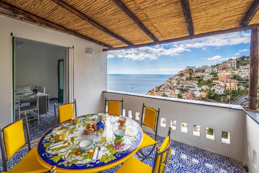 波西塔诺Positano Dream Home的一间设有桌子的海景用餐室
