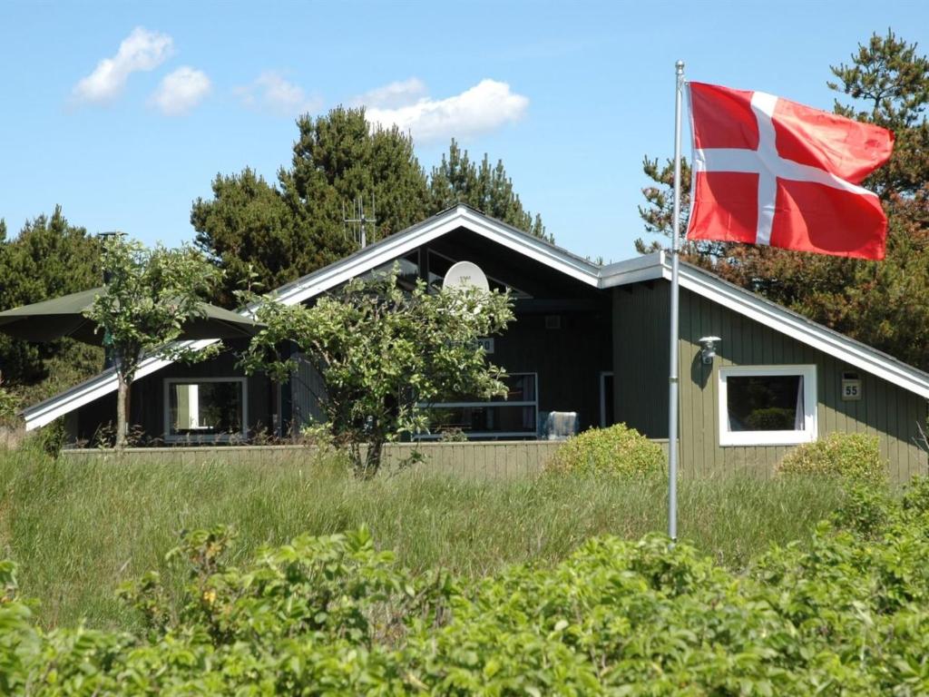 瓦伊厄斯斯特兰德Holiday Home Nilda - 1km from the sea in Western Jutland by Interhome的悬挂在房子前面的旗帜