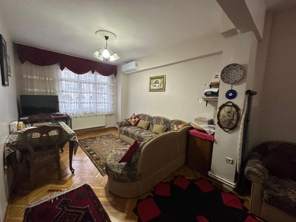 伊斯坦布尔Nur home Abuzer Yegin的客厅配有沙发和椅子