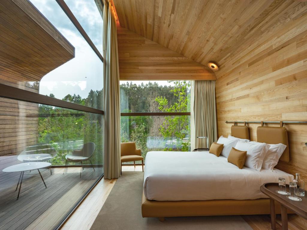 AncedeLavandeira Douro Nature & Wellness的一间卧室设有一张大床和一个大窗户