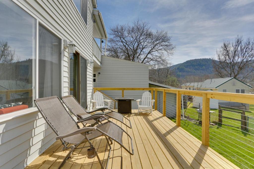 StarlightScenic Home on the Delaware River, Pet-Friendly!的房屋内带两把椅子的木制甲板