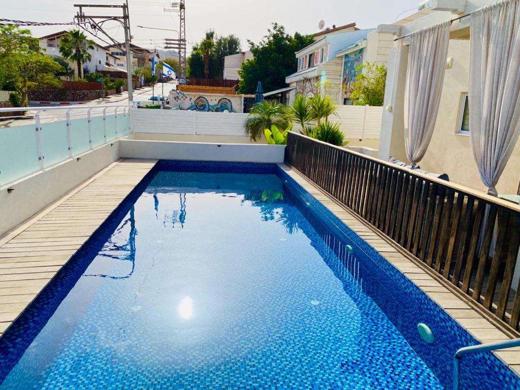 埃拉特Glamour Luxury Suite Swimming pool的一座蓝色的游泳池