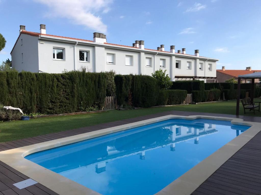 滨海圣波尔Casa con piscina Sant Pol de Mar的房屋前的游泳池
