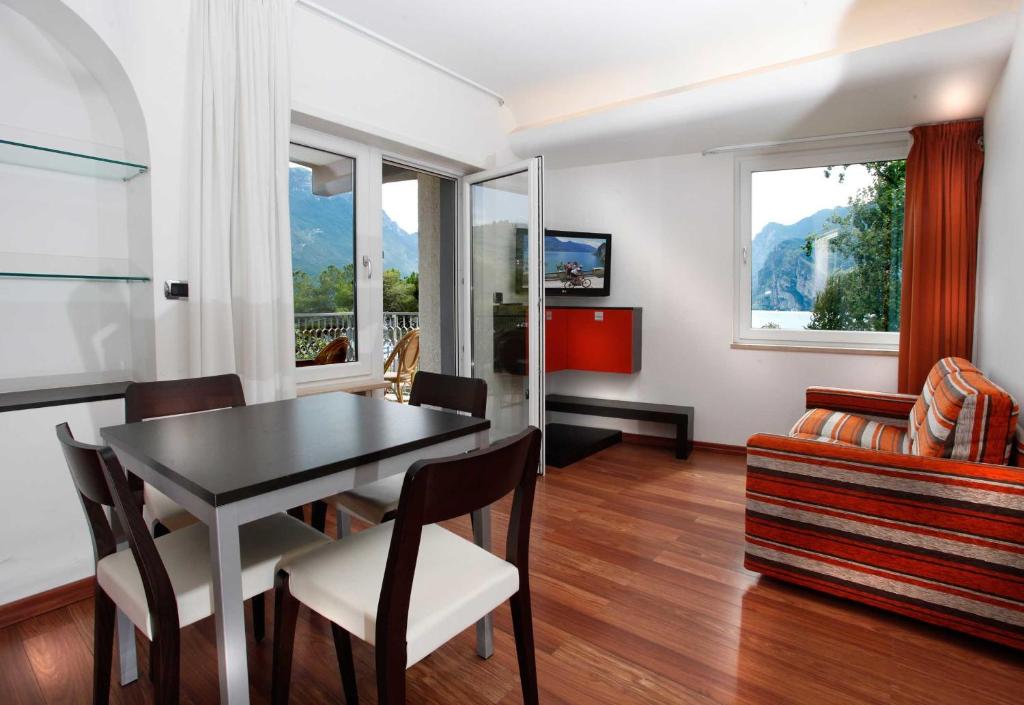 加尔达湖滨Holiday Apartments Bellariva的客厅配有桌椅和沙发