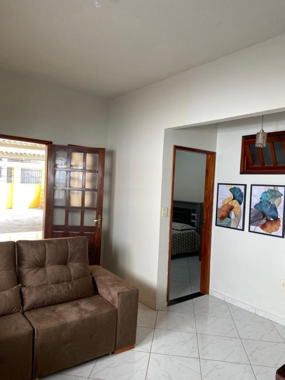 巴纳内拉斯Casa agradável no centro的客厅配有棕色的沙发和镜子