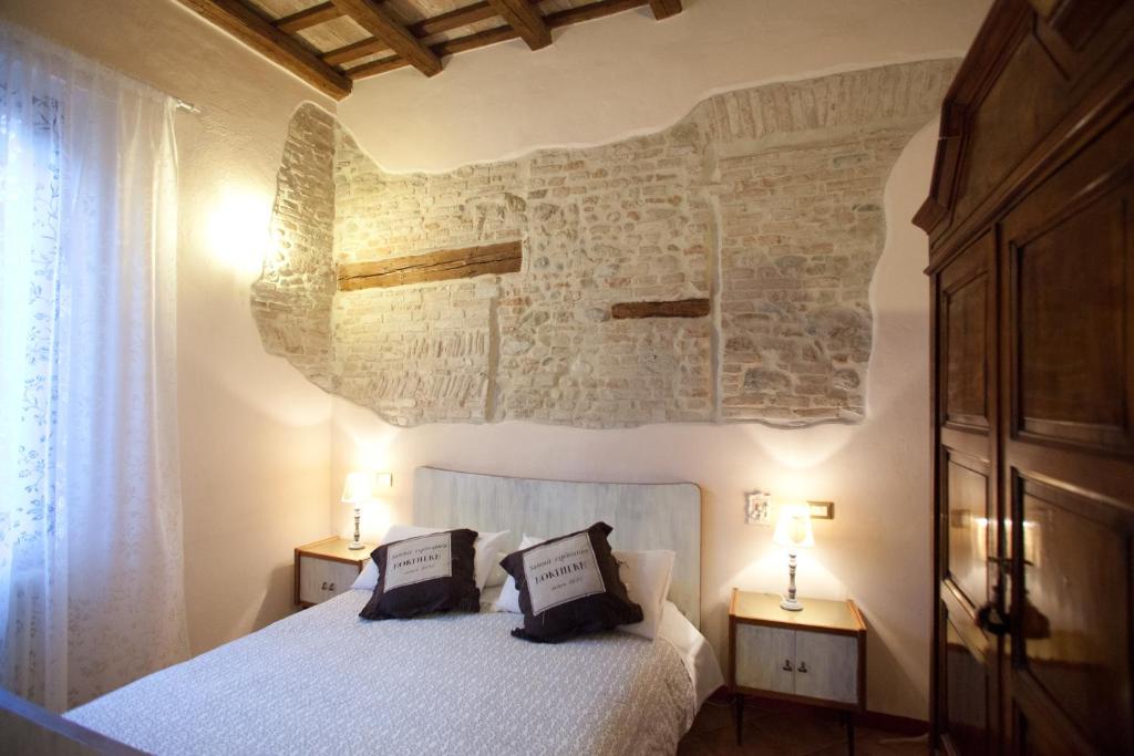 LongianoRelais B&B Corte Dei Turchi的一间卧室配有白色床和2个床头柜