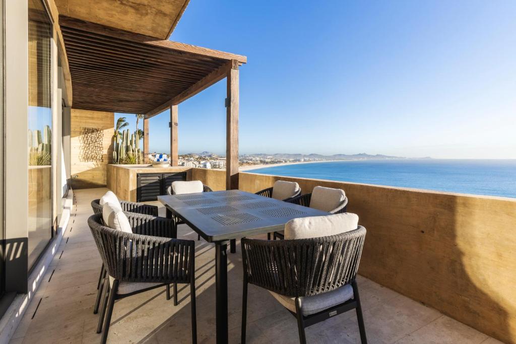 圣何塞德尔卡沃Private Hot Tub - Stunning Views - Exterior Terrace的一个带桌椅的庭院和大海