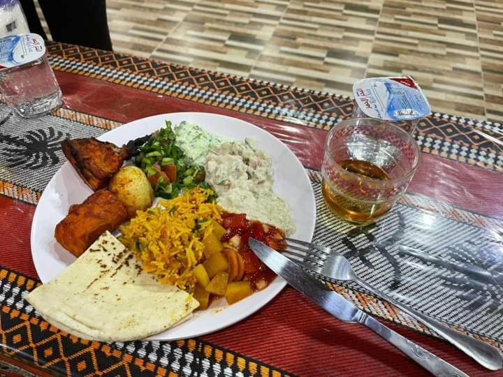 瓦迪拉姆Enad desert camp的桌上一盘食物,上面有一盘食物