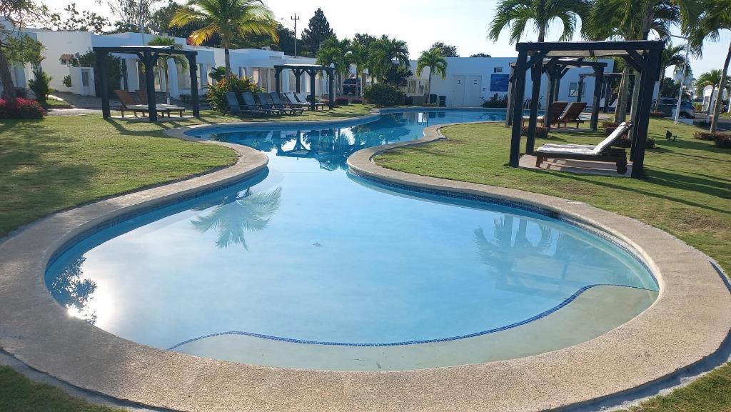 NancitoADVENTURE House的一个带游乐场的度假胜地的游泳池