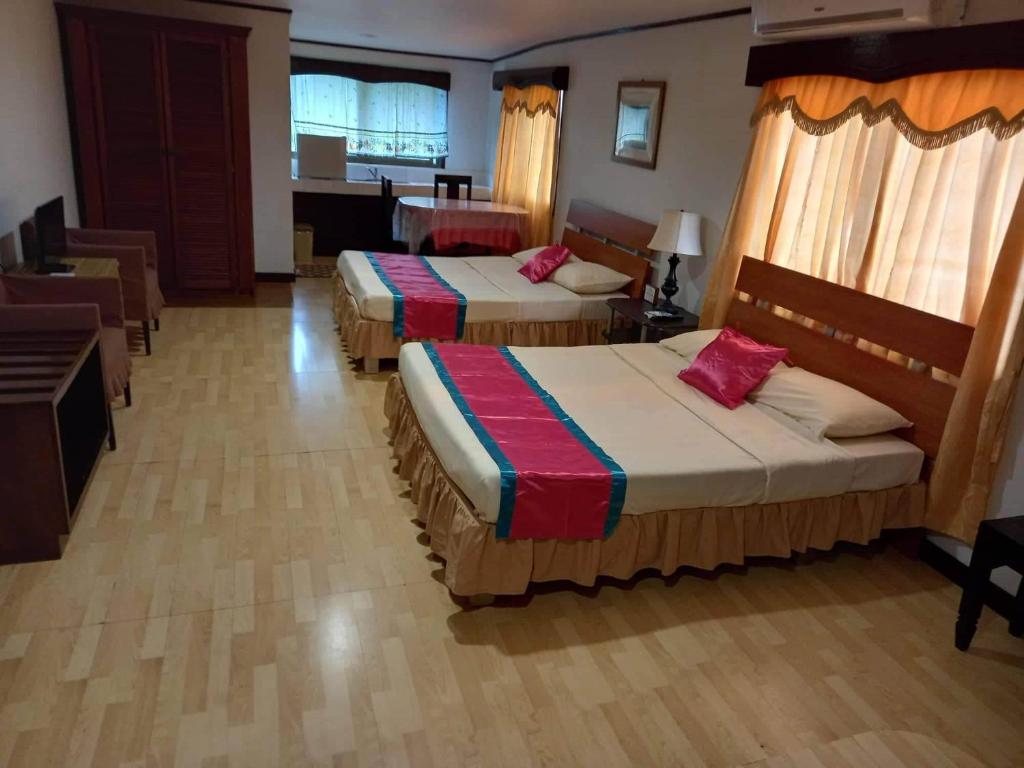 科罗尔LEHNS MOTEL的酒店客房设有两张床和一张桌子。