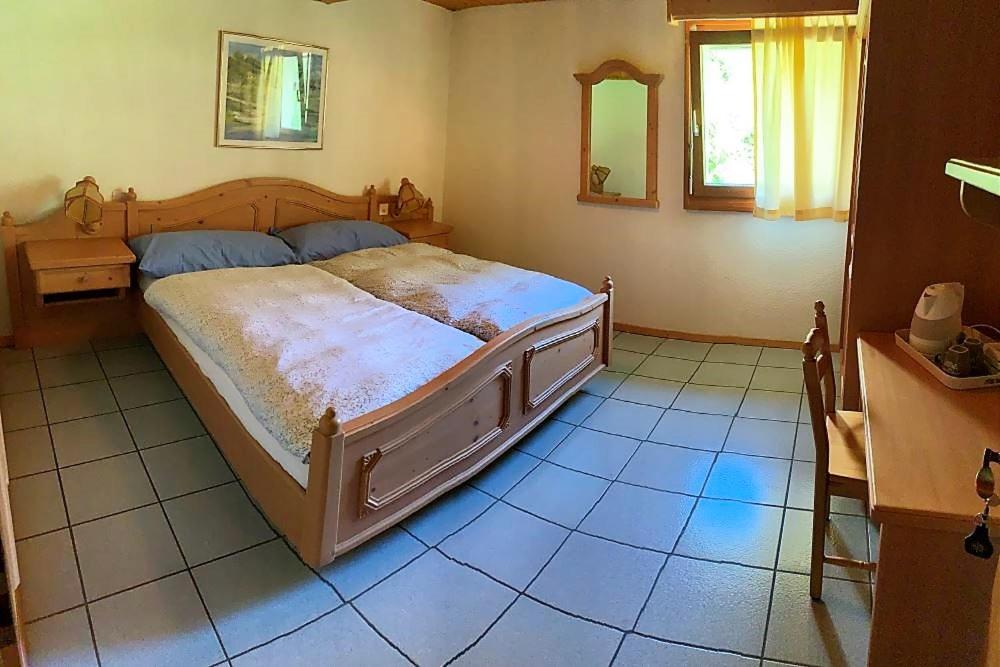 AcquarossaOSTERIA RUBINO DA PAOLO的一间卧室,卧室内配有一张大床