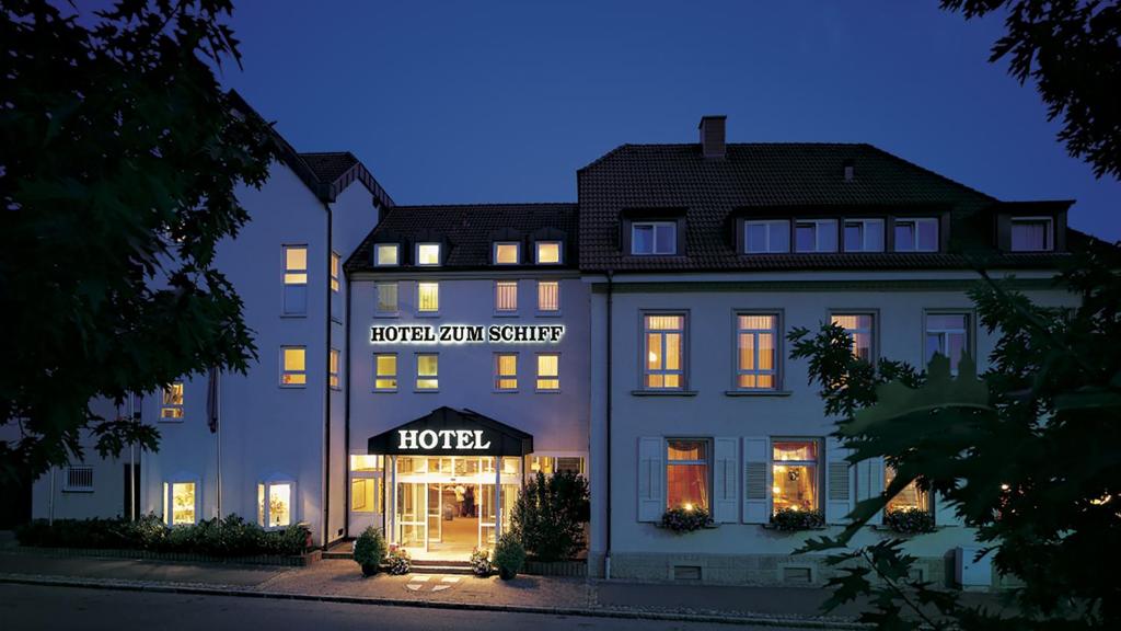 弗莱堡祖穆斯希夫酒店的晚上的酒店外墙被点亮