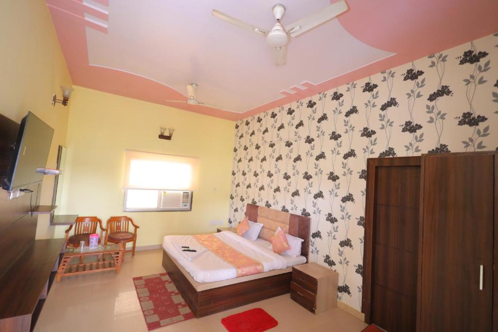 马图拉Hotel Mukund Priya- Near Krishna Janam Bhoomi的一间卧室设有一张床和天花板