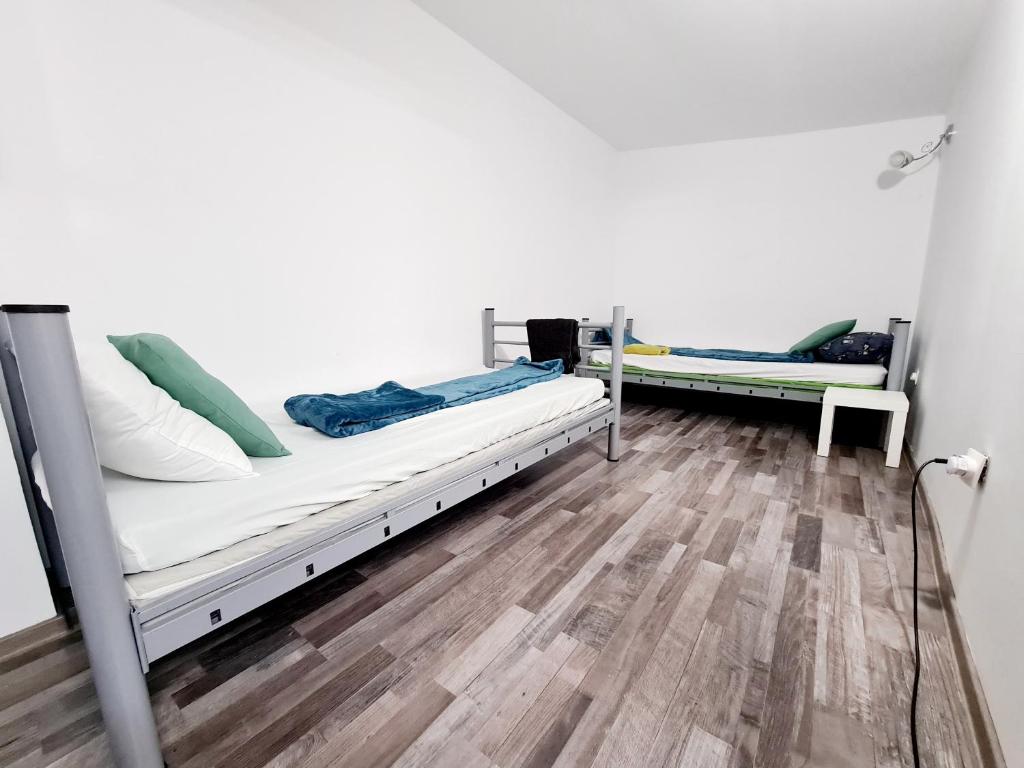 布加勒斯特Hostel Monument的铺有木地板的客房内设有两张双层床。