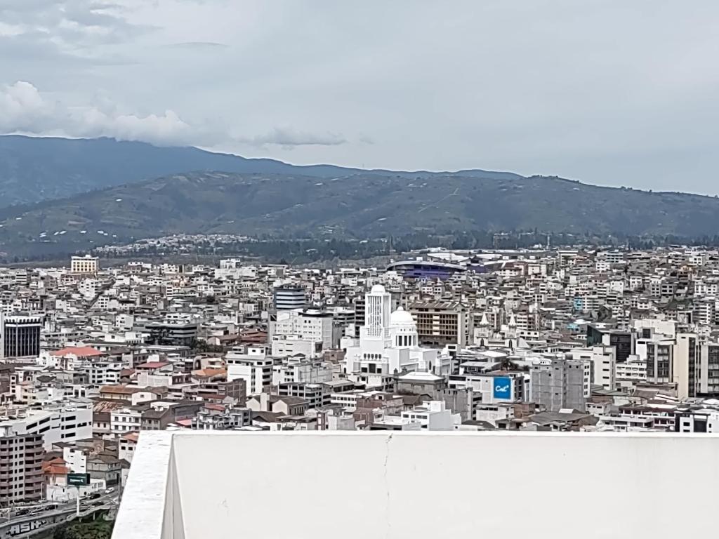 安巴托HERMOSO Y COMODO Departamento vacacional, vista única! TOTALMENTE AMOBLADO E INDEPENDIENTE的从大楼顶部可欣赏到城市美景