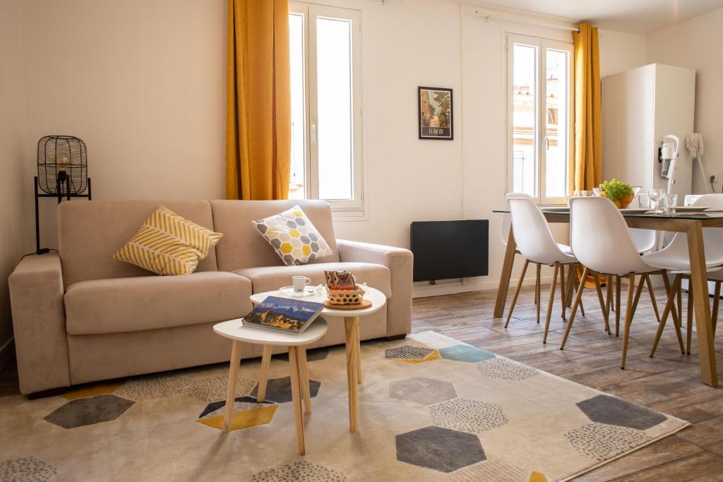 佩皮尼昂Au coeur de Perpignan的客厅配有沙发和桌子