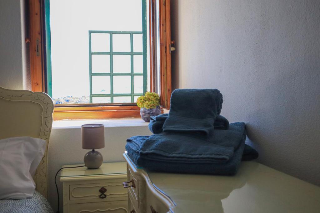 科维良Primor Serra AL的靠窗边桌子边的蓝色椅子