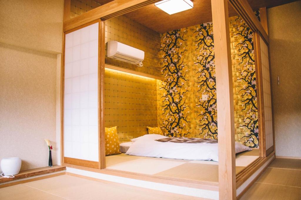 神户WASEIDOU ZEN - Vacation STAY 17216v的窗户内带一张床的房间