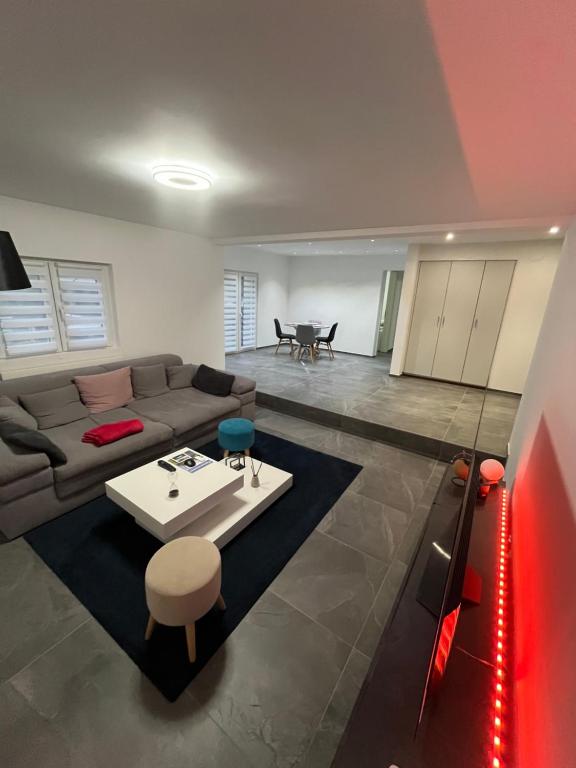RoveredoEntire Private House的客厅配有沙发和桌子
