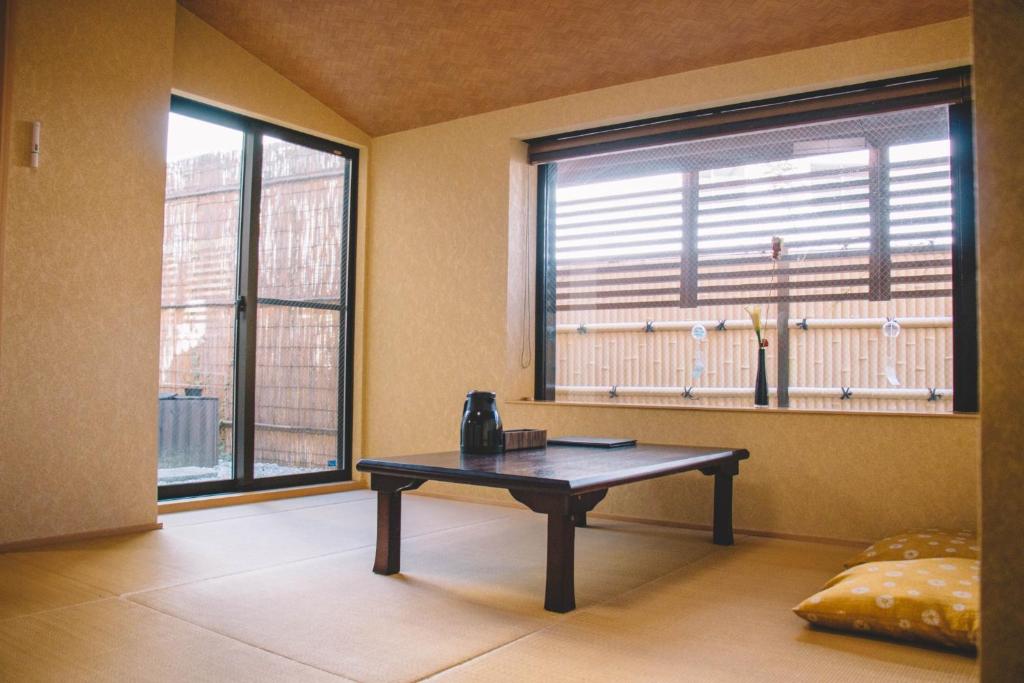 神户WASEIDOU ZEN - Vacation STAY 19515v的窗户前设有桌子的房间