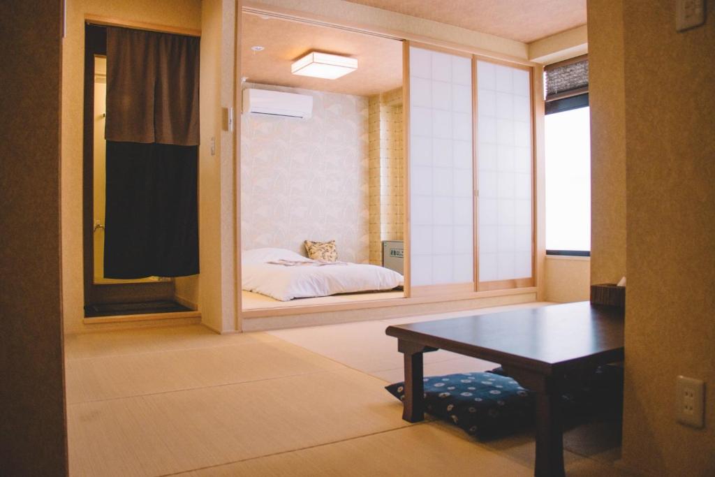 神户WASEIDOU ZEN - Vacation STAY 17230v的一间设有一张床和一张桌子的房间