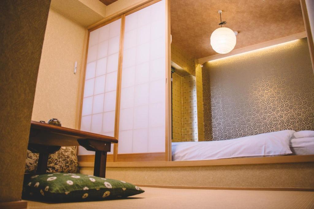 神户WASEIDOU ZEN - Vacation STAY 17240v的一间设有镜子的房间和一张位于房间的床