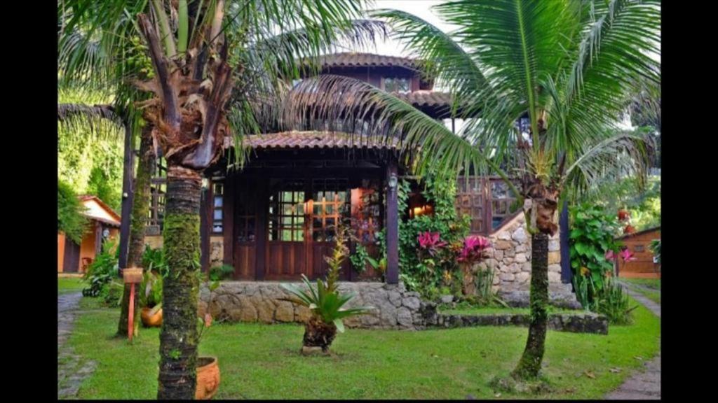 帕拉蒂Chalés internacional l的前面有棕榈树的房子