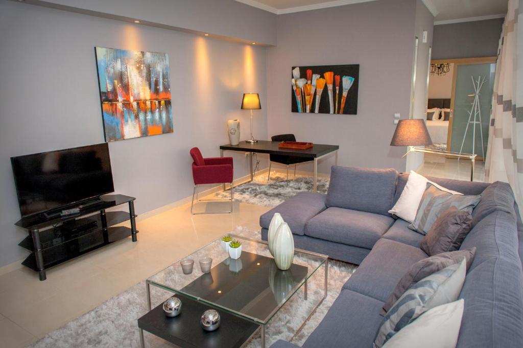 雅典厄本住宅公寓式酒店的带沙发和电视的客厅