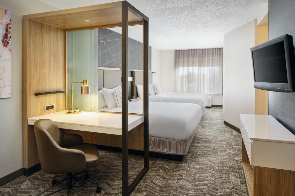 贝莱尔埃奇伍德阿伯丁春季山丘套房酒店的酒店客房设有一张床、一张书桌和一台电视机。